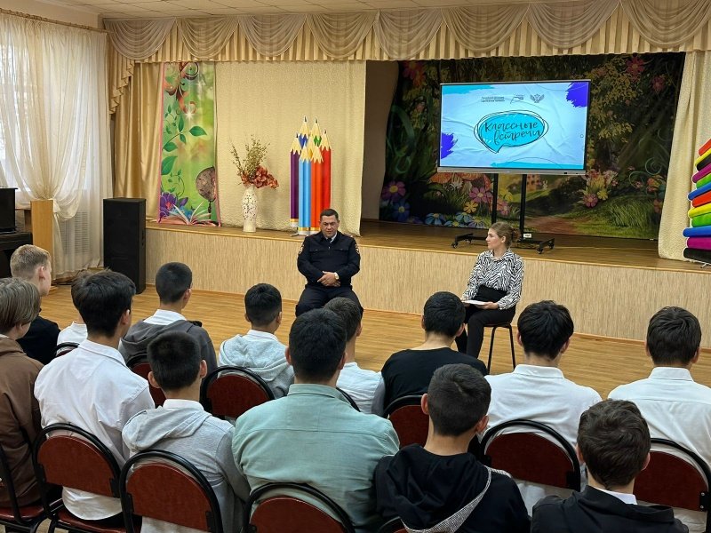 Главный полицейский Икрянинского района встретился с учащимися родной школы